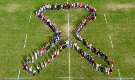 L'EMD Plaine de l'Ain a invité les spectateurs sur la pelouse pour Octobre Rose (Photo : Mael Brancas)
