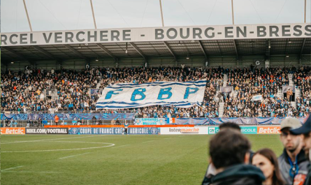 Comme promis, les Supporters Bressans on réalisé un joli tifo pour l'entrée des joueurs du FBBP01 (Photo : 2V Production)